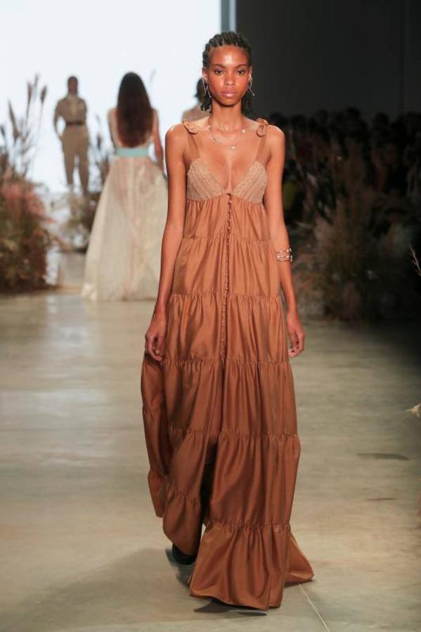 La 48ª semana de la moda de Sao Paulo ha dado el pistoletazo de salida con uno de sus desfiles más reivindicativos, en el que ha triunfado la moda vaquera, las prendas sobrepuestas, la mezcla de lo moderno, lo clásico, sport y lo atrevido. Pero sobre todo, la reivindicación por una moda sostenible y respetuosa con el medio ambiente