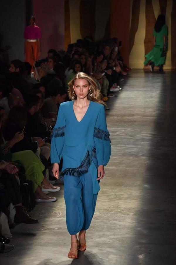 La 48ª semana de la moda de Sao Paulo ha dado el pistoletazo de salida con uno de sus desfiles más reivindicativos, en el que ha triunfado la moda vaquera, las prendas sobrepuestas, la mezcla de lo moderno, lo clásico, sport y lo atrevido. Pero sobre todo, la reivindicación por una moda sostenible y respetuosa con el medio ambiente