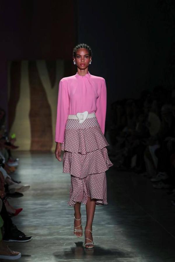 La 48ª semana de la moda de Sao Paulo ha dado el pistoletazo de salida con uno de sus desfiles más reivindicativos, en el que ha triunfado la moda vaquera, las prendas sobrepuestas, la mezcla de lo moderno, lo clásico, sport y lo atrevido. Pero sobre todo, la reivindicación por una moda sostenible y respetuosa con el medio ambiente