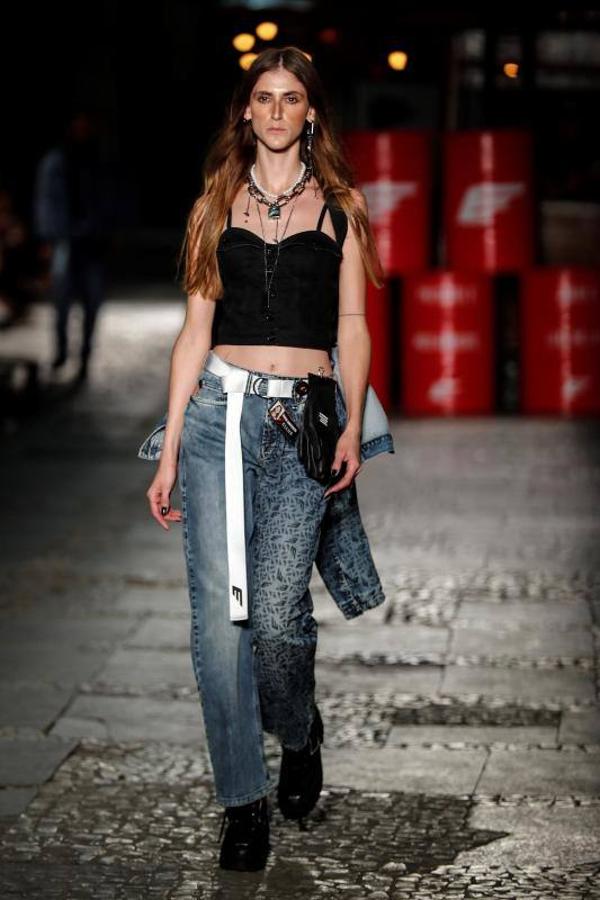 La 48ª semana de la moda de Sao Paulo ha dado el pistoletazo de salida con uno de sus desfiles más reivindicativos, en el que ha triunfado la moda vaquera, las prendas sobrepuestas, la mezcla de lo moderno, lo clásico, sport y lo atrevido. Pero sobre todo, la reivindicación por una moda sostenible y respetuosa con el medio ambiente