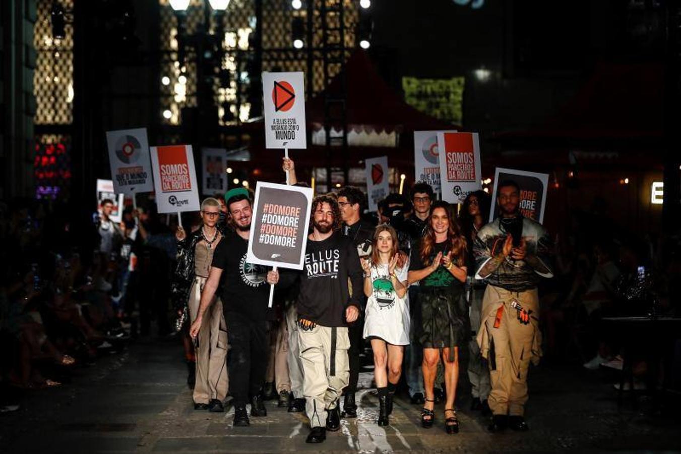 La 48ª semana de la moda de Sao Paulo ha dado el pistoletazo de salida con uno de sus desfiles más reivindicativos, en el que ha triunfado la moda vaquera, las prendas sobrepuestas, la mezcla de lo moderno, lo clásico, sport y lo atrevido. Pero sobre todo, la reivindicación por una moda sostenible y respetuosa con el medio ambiente