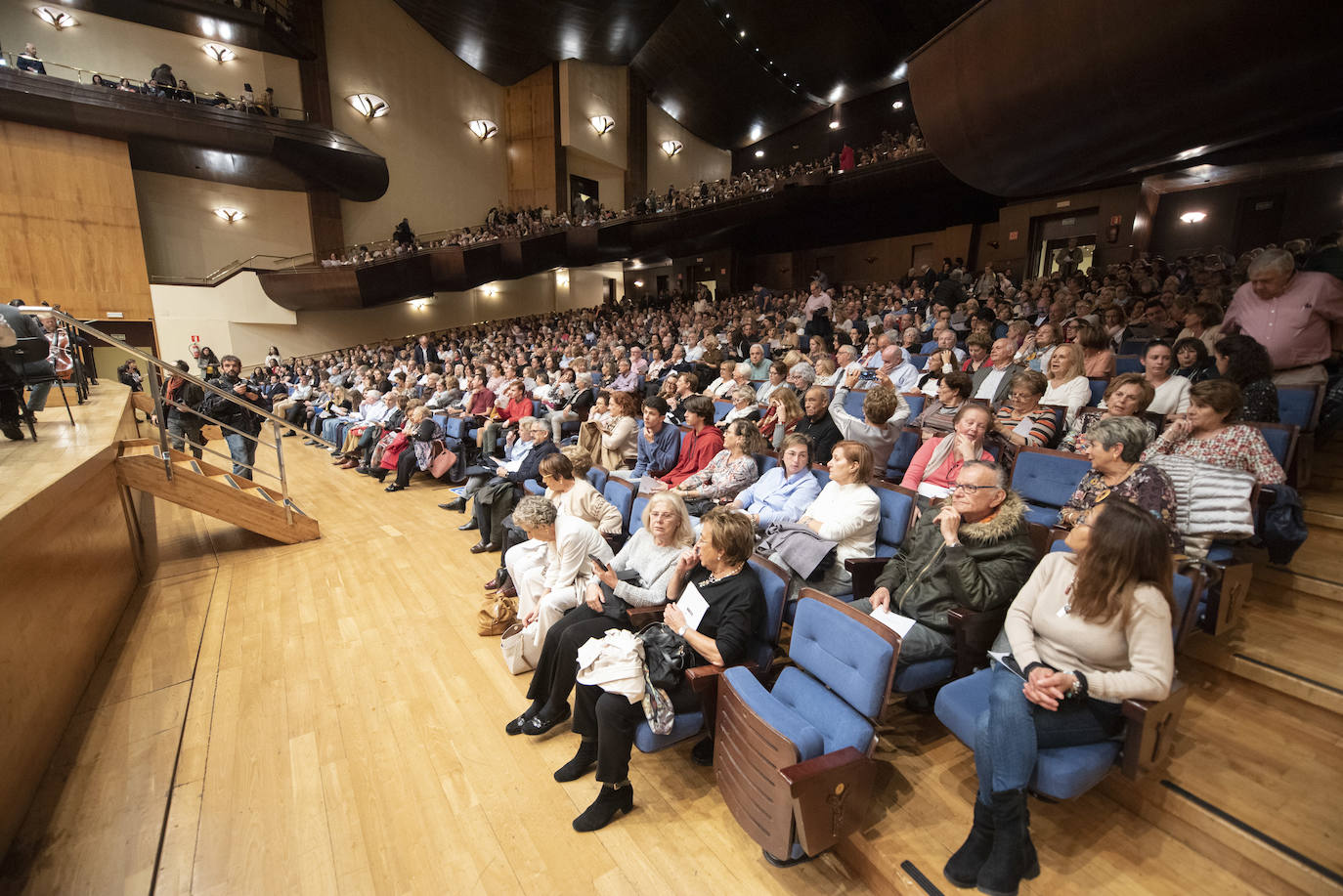 El Coro de la Fundación Princesa de Asturias, junto con la Orquesta Sinfónica del Principado de Asturias, interpreta una selección de fragmentos de ópera y zarzuela, bajo la dirección de Cristóbal Soler, con la participación del solista Carlos Álvarez (barítono).