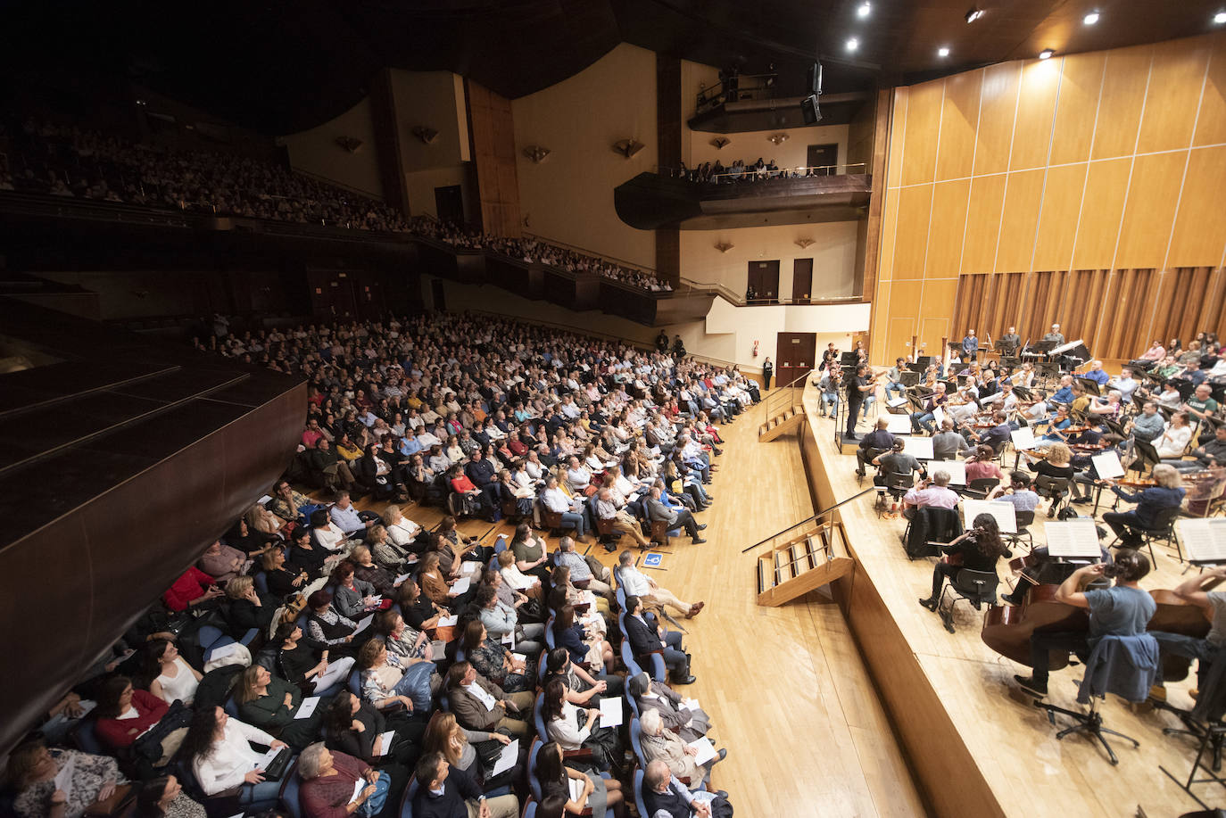 El Coro de la Fundación Princesa de Asturias, junto con la Orquesta Sinfónica del Principado de Asturias, interpreta una selección de fragmentos de ópera y zarzuela, bajo la dirección de Cristóbal Soler, con la participación del solista Carlos Álvarez (barítono).