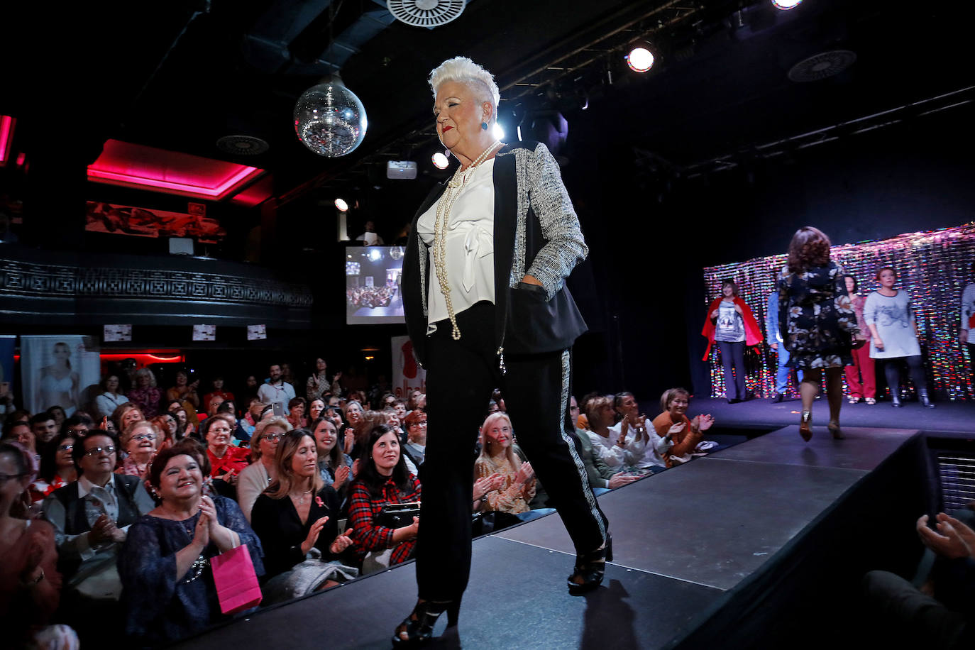 Con motivo de la conmemoración el 19 de octubre del Día Mundial contra el Cáncer de Mama, la sala de fiestas gijonesa acoge el la XI pasarela para concienciar sobre esta enfermedad. 