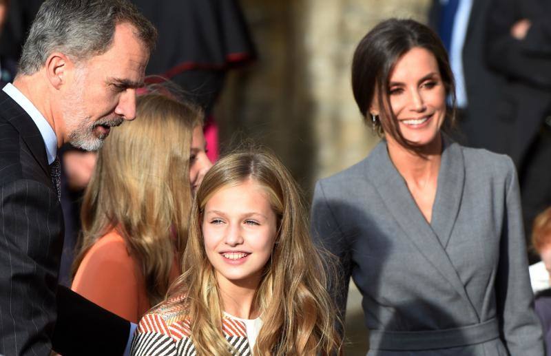 La esperada visita de la Princesa comenzó en la plaza de la Catedral, primer punto en la agenda de la Familia Real dentro del programa de los Premios Princesa de Asturias. 