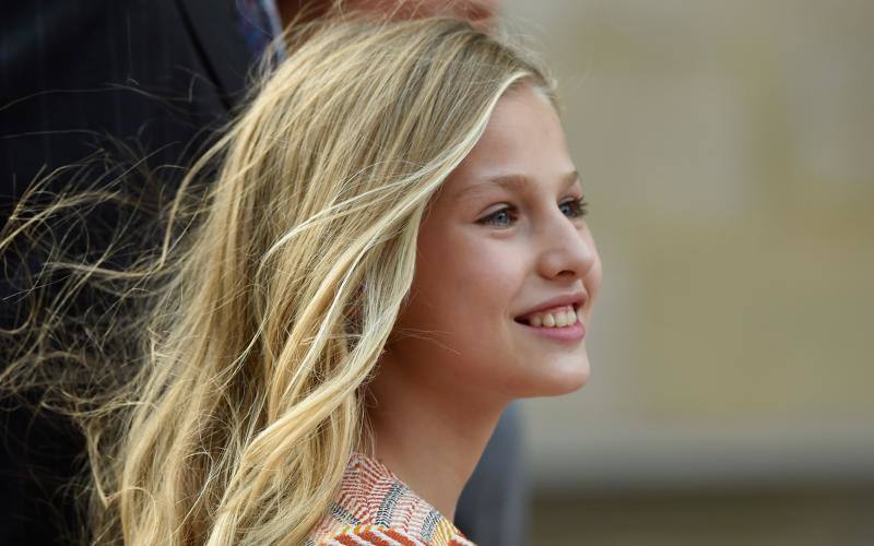 La esperada visita de la Princesa comenzó en la plaza de la Catedral, primer punto en la agenda de la Familia Real dentro del programa de los Premios Princesa de Asturias. 