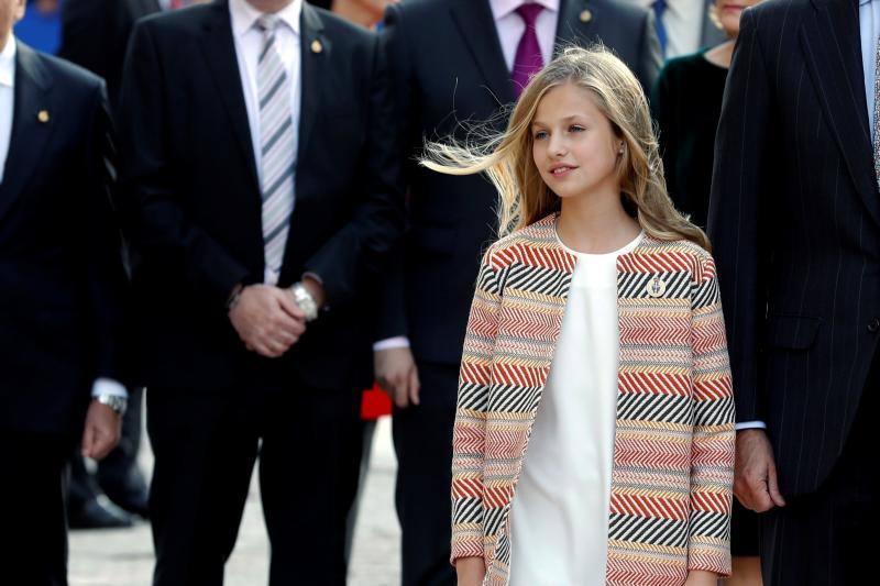 La esperada visita de la Princesa comenzó en la plaza de la Catedral, primer punto en la agenda de la Familia Real dentro del programa de los Premios Princesa de Asturias. 