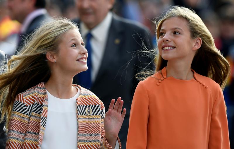 La esperada visita de la Princesa comenzó en la plaza de la Catedral, primer punto en la agenda de la Familia Real dentro del programa de los Premios Princesa de Asturias. 