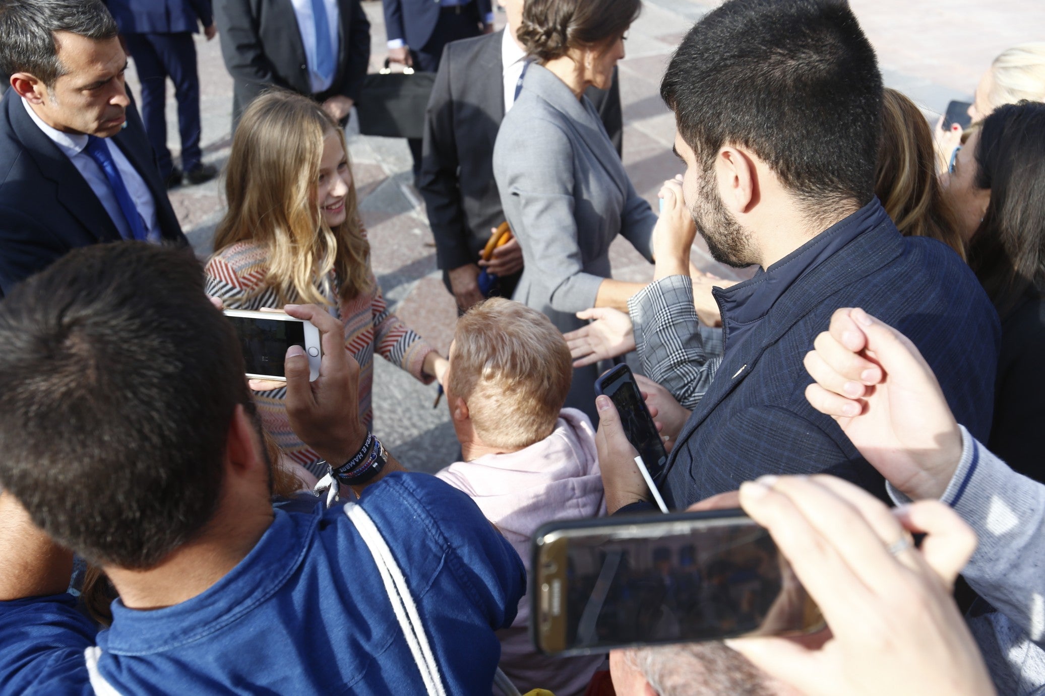 La esperada visita de la Princesa comenzó en la plaza de la Catedral, primer punto en la agenda de la Familia Real dentro del programa de los Premios Princesa de Asturias. 