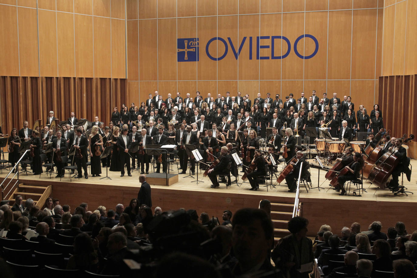 Al espectáculo también acudió el presidente del Gobierno del Principado, Adrián Barbón; el alcalde de Oviedo, Alfredo Canteli; el presidente de la Junta General del Principado de Asturias, Marcelino Marcos Líndez; y la delegada del Gobierno en Asturias, Delia Losa, entre otras autoridades. 