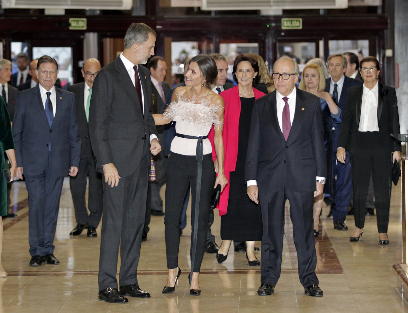 Al espectáculo también acudió el presidente del Gobierno del Principado, Adrián Barbón; el alcalde de Oviedo, Alfredo Canteli; el presidente de la Junta General del Principado de Asturias, Marcelino Marcos Líndez; y la delegada del Gobierno en Asturias, Delia Losa, entre otras autoridades. 