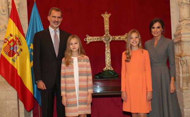 Así fue la visita de la Familia Real al interior de la Catedral de Oviedo