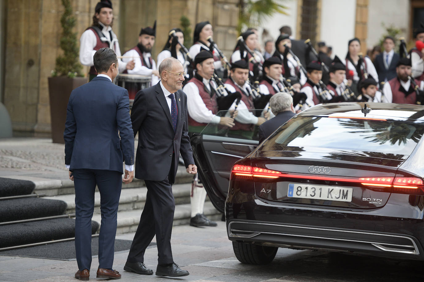 Familia Real, premiados e invitados han lucido sus mejores galas para asistir la ceremonia de entrega de los Premios