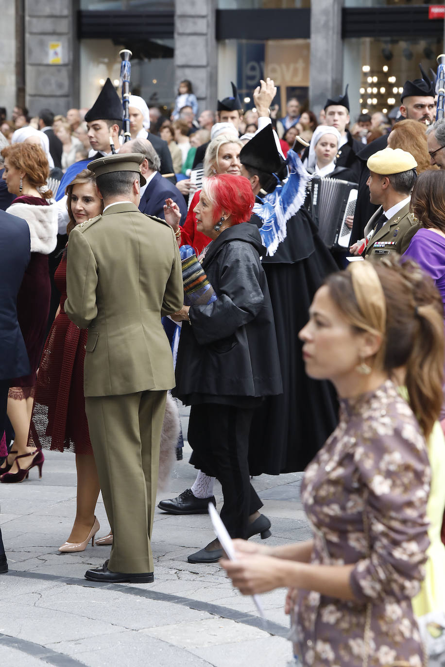 Familia Real, premiados e invitados han lucido sus mejores galas para asistir la ceremonia de entrega de los Premios