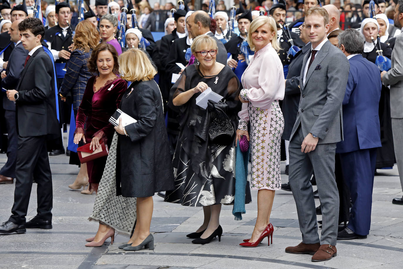 Familia Real, premiados e invitados han lucido sus mejores galas para asistir la ceremonia de entrega de los Premios