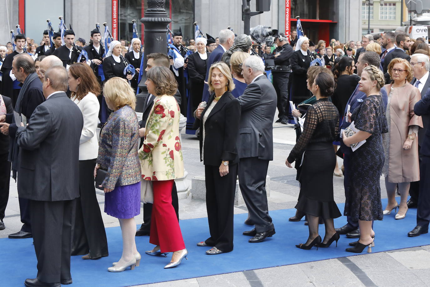 Familia Real, premiados e invitados han lucido sus mejores galas para asistir la ceremonia de entrega de los Premios