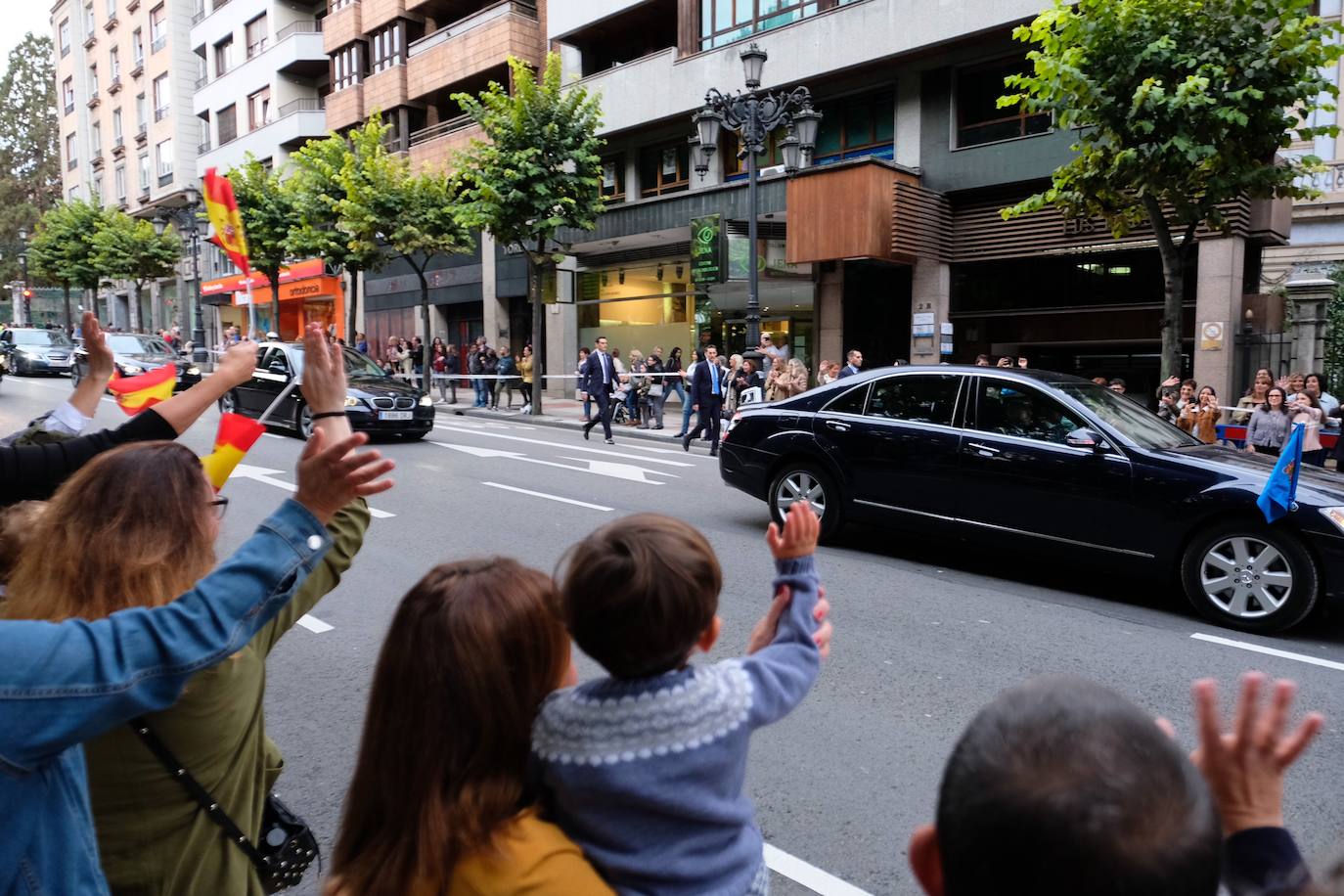 Cientos de curiosos guardan sitio para ver desfilar a la Familia Real, premiados e invitados a la ceremonia. 