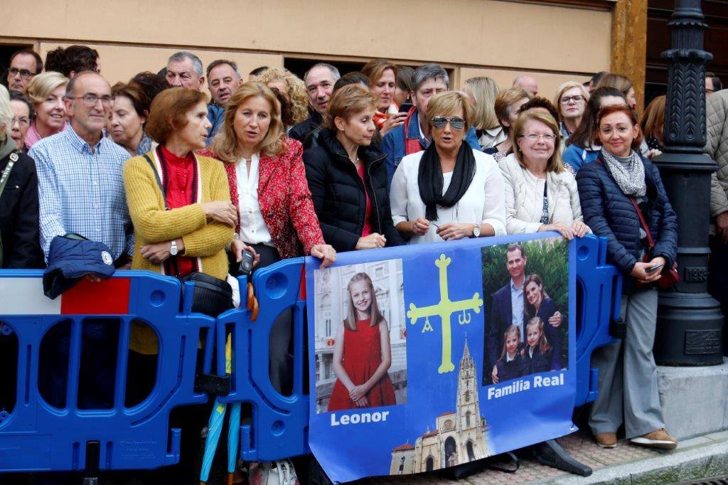 Cientos de curiosos guardan sitio para ver desfilar a la Familia Real, premiados e invitados a la ceremonia. 