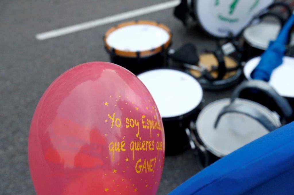 Cientos de curiosos guardan sitio para ver desfilar a la Familia Real, premiados e invitados a la ceremonia. 