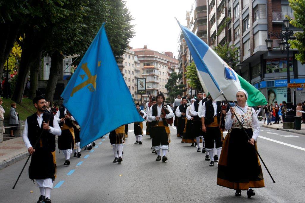 Cientos de curiosos guardan sitio para ver desfilar a la Familia Real, premiados e invitados a la ceremonia. 