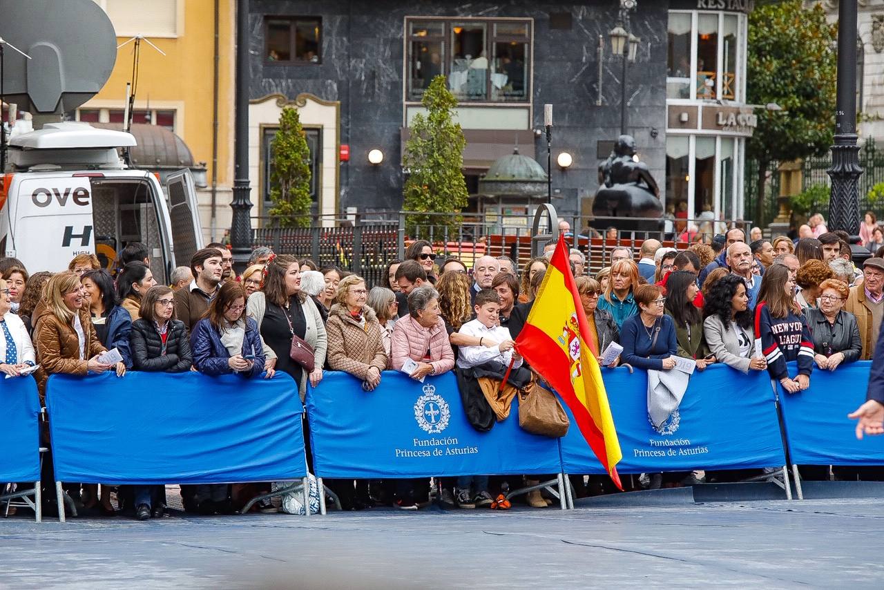 Cientos de curiosos guardan sitio para ver desfilar a la Familia Real, premiados e invitados a la ceremonia. 