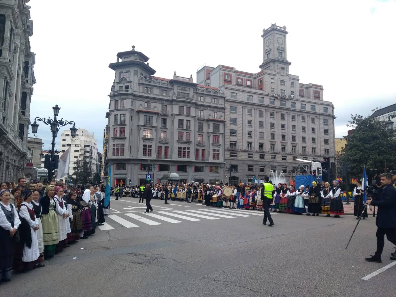 Cientos de curiosos guardan sitio para ver desfilar a la Familia Real, premiados e invitados a la ceremonia. 