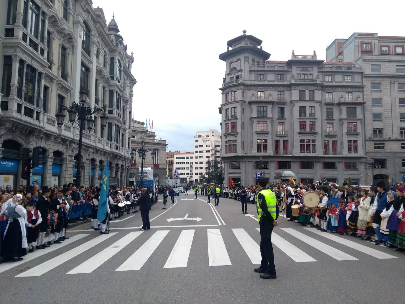 Cientos de curiosos guardan sitio para ver desfilar a la Familia Real, premiados e invitados a la ceremonia. 