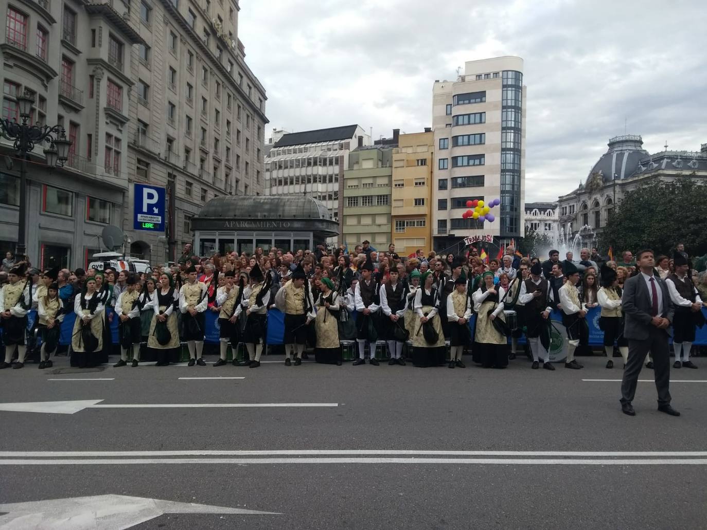 Cientos de curiosos guardan sitio para ver desfilar a la Familia Real, premiados e invitados a la ceremonia. 