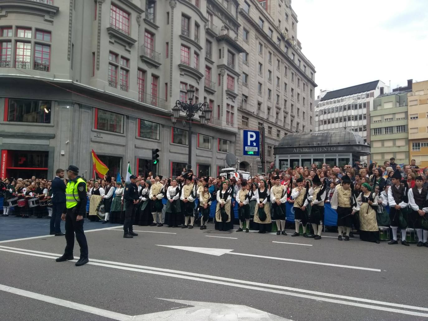 Cientos de curiosos guardan sitio para ver desfilar a la Familia Real, premiados e invitados a la ceremonia. 