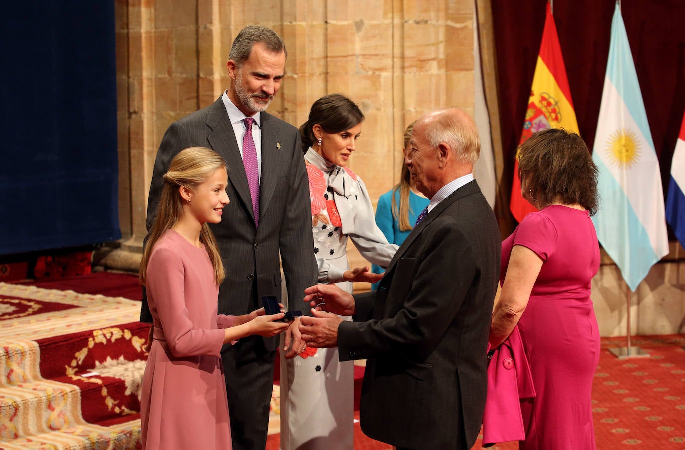 La Princesa de Asturias, en compañía de Felipe VI, ha ejercido este viernes por primera vez como presidenta de honor de la Fundación Princesa de Asturias en la imposición de las insignias a los galardonados en la 39 edición de los premios.