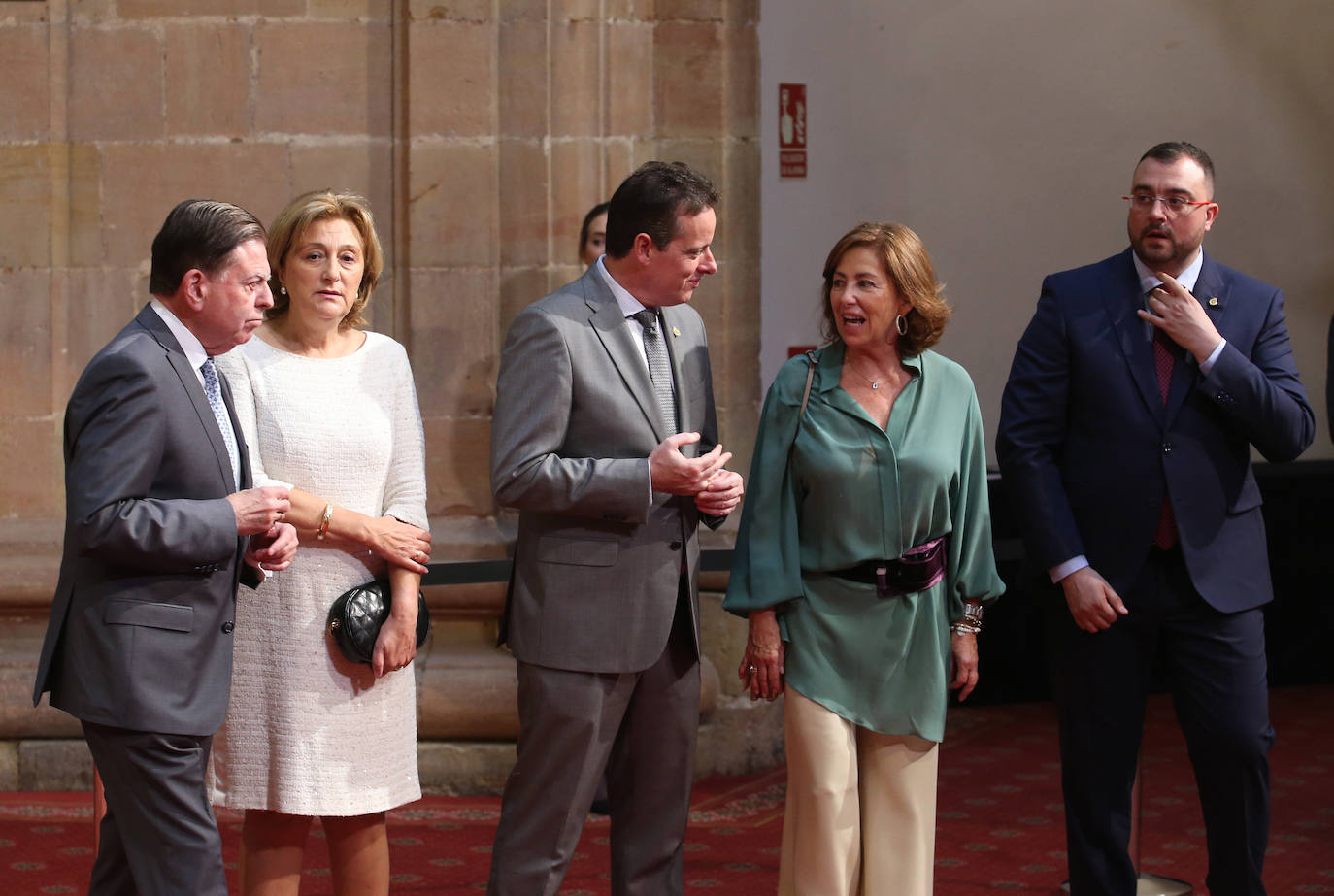 La Princesa de Asturias, en compañía de Felipe VI, ha ejercido este viernes por primera vez como presidenta de honor de la Fundación Princesa de Asturias en la imposición de las insignias a los galardonados en la 39 edición de los premios.