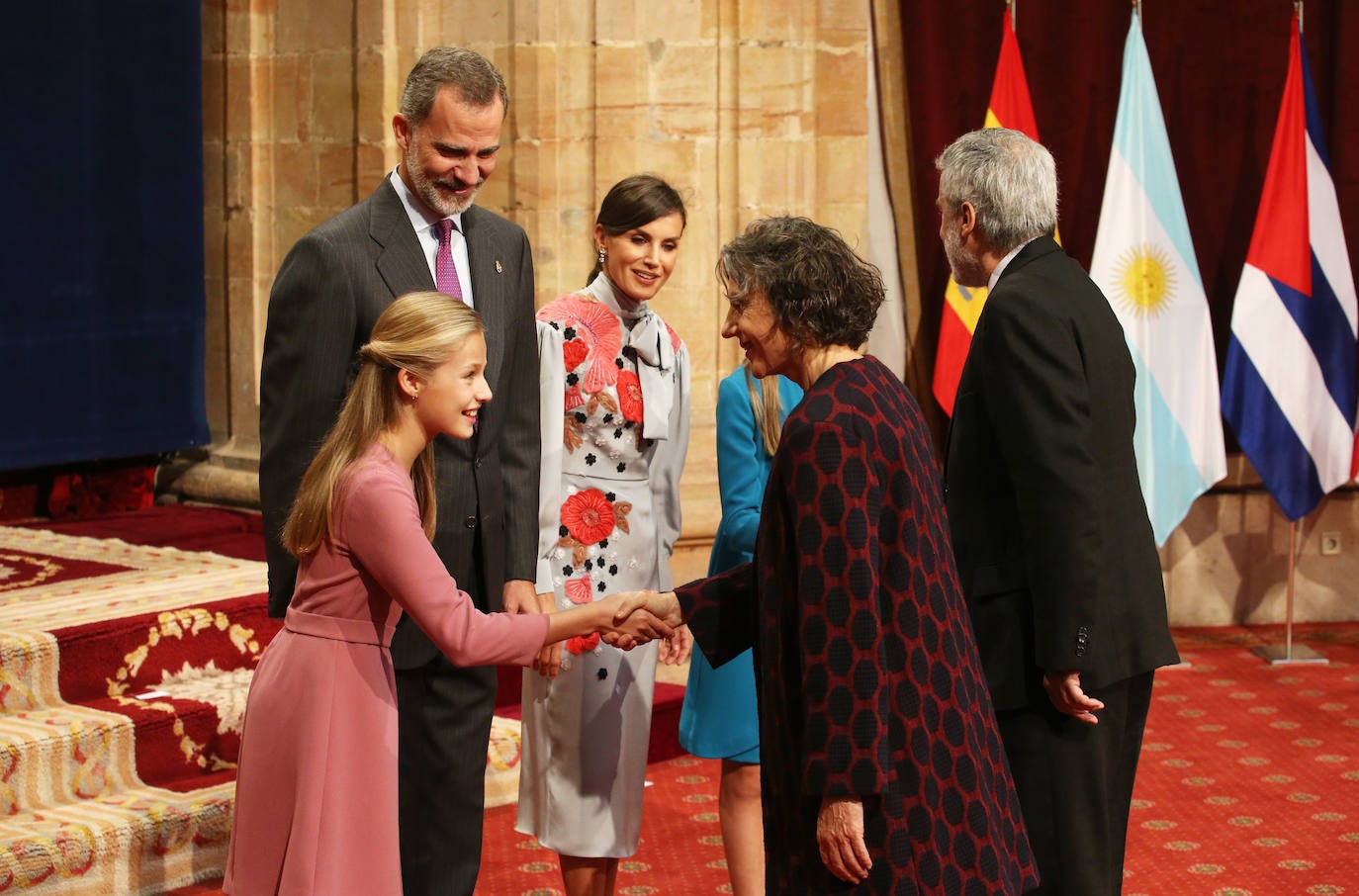 La Princesa de Asturias, en compañía de Felipe VI, ha ejercido este viernes por primera vez como presidenta de honor de la Fundación Princesa de Asturias en la imposición de las insignias a los galardonados en la 39 edición de los premios.