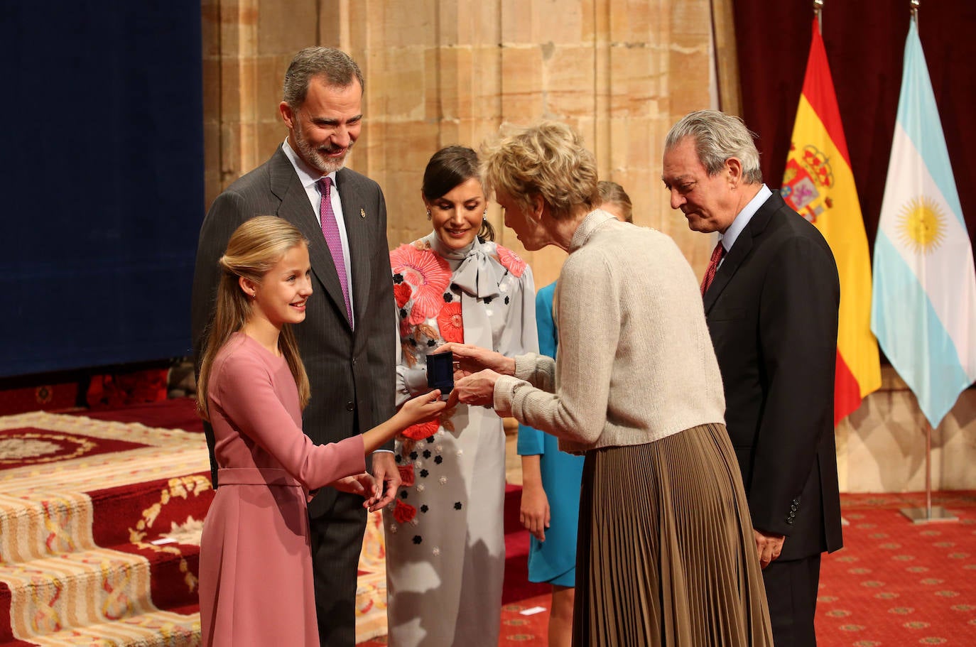 La Princesa de Asturias, en compañía de Felipe VI, ha ejercido este viernes por primera vez como presidenta de honor de la Fundación Princesa de Asturias en la imposición de las insignias a los galardonados en la 39 edición de los premios.