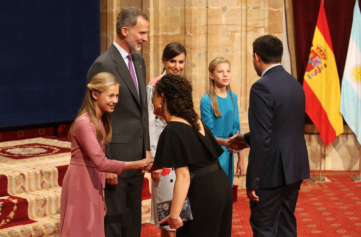 La Princesa de Asturias, en compañía de Felipe VI, ha ejercido este viernes por primera vez como presidenta de honor de la Fundación Princesa de Asturias en la imposición de las insignias a los galardonados en la 39 edición de los premios.