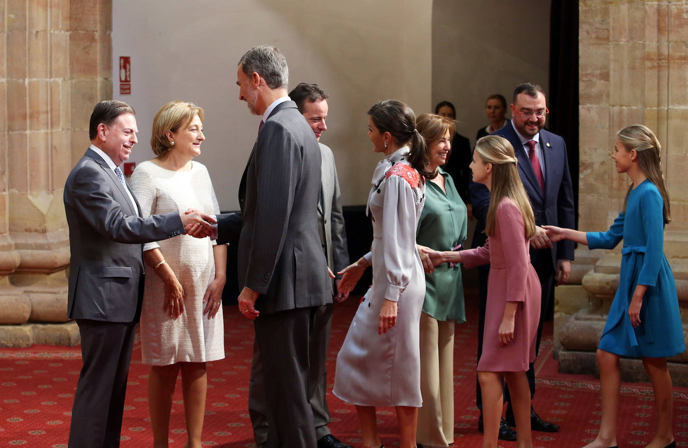 La Princesa de Asturias, en compañía de Felipe VI, ha ejercido este viernes por primera vez como presidenta de honor de la Fundación Princesa de Asturias en la imposición de las insignias a los galardonados en la 39 edición de los premios.