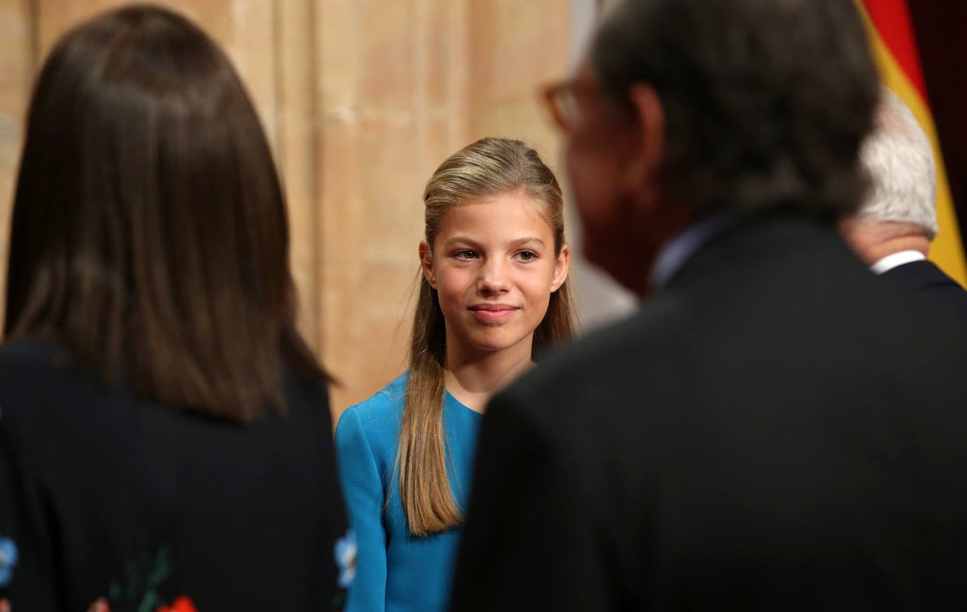 La Princesa de Asturias, en compañía de Felipe VI, ha ejercido este viernes por primera vez como presidenta de honor de la Fundación Princesa de Asturias en la imposición de las insignias a los galardonados en la 39 edición de los premios.