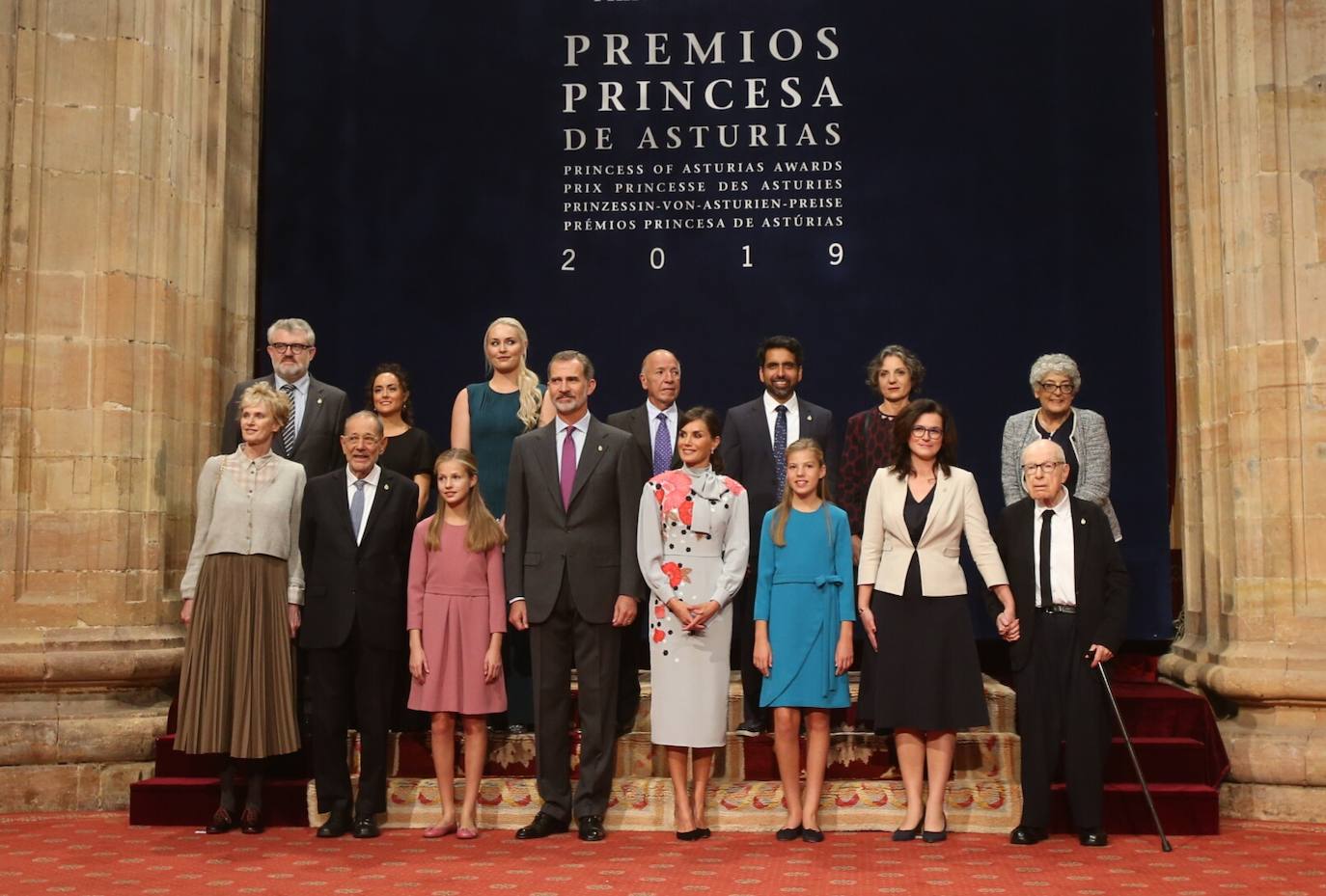 La Princesa de Asturias, en compañía de Felipe VI, ha ejercido este viernes por primera vez como presidenta de honor de la Fundación Princesa de Asturias en la imposición de las insignias a los galardonados en la 39 edición de los premios.