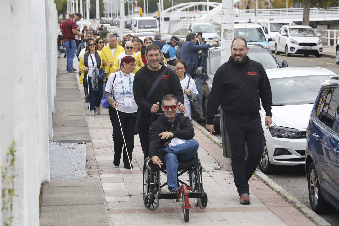 Dentro de los actos que componen el 41º Congreso Nacional de Atención Primaria, Semergen, que se desarrolla en el recinto ferial Luis Adaro. Los profesionales sanitarios han realizado una marcha solidaria destinada a «demostrar que lo importante no son las discapacidades que tienen las personas, sino las capacidades que tiene cada persona para ayudar a todos los demás».