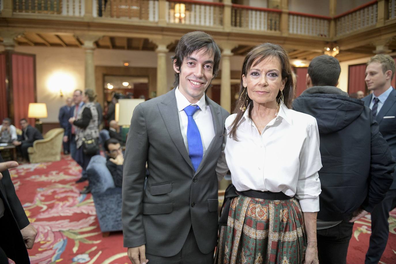 El histórico hotel ovetense ha sido escenario otro año de las tradicionales audiencias presididas por los Reyes, la Princesa de Asturias y la Infanta Leonor. Por el hall del establecimiento se ha visto a una nutrida representación de la vida social, económica o política nacional y regional.