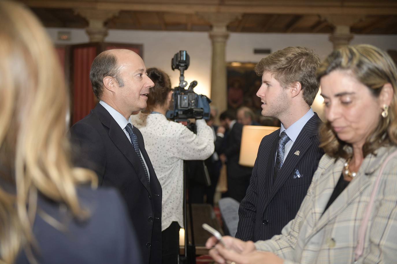 El histórico hotel ovetense ha sido escenario otro año de las tradicionales audiencias presididas por los Reyes, la Princesa de Asturias y la Infanta Leonor. Por el hall del establecimiento se ha visto a una nutrida representación de la vida social, económica o política nacional y regional.