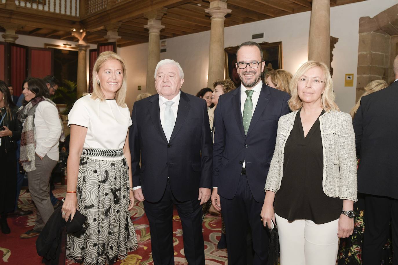 El histórico hotel ovetense ha sido escenario otro año de las tradicionales audiencias presididas por los Reyes, la Princesa de Asturias y la Infanta Leonor. Por el hall del establecimiento se ha visto a una nutrida representación de la vida social, económica o política nacional y regional.