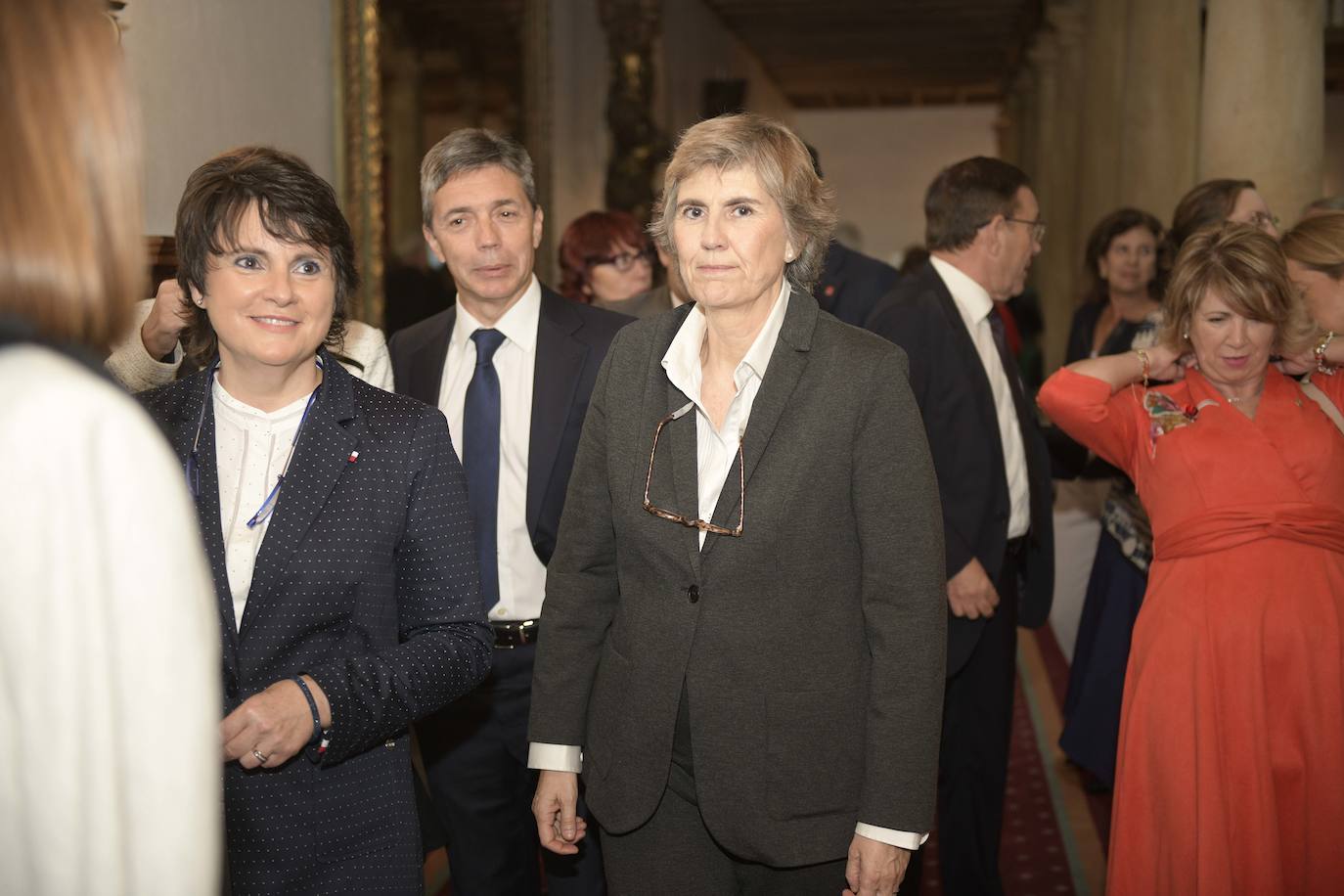 El histórico hotel ovetense ha sido escenario otro año de las tradicionales audiencias presididas por los Reyes, la Princesa de Asturias y la Infanta Leonor. Por el hall del establecimiento se ha visto a una nutrida representación de la vida social, económica o política nacional y regional.