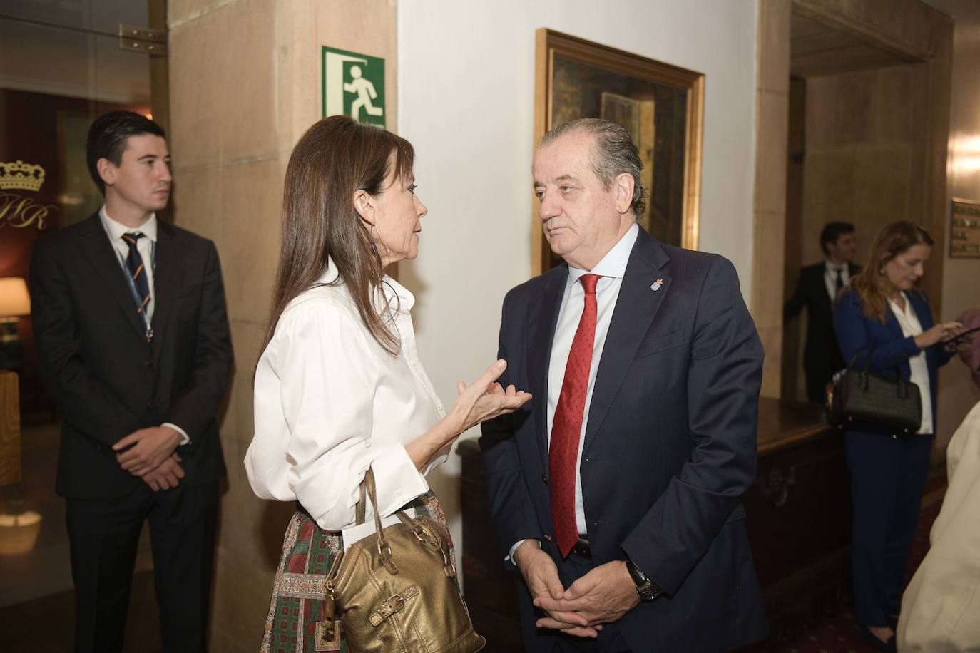 El histórico hotel ovetense ha sido escenario otro año de las tradicionales audiencias presididas por los Reyes, la Princesa de Asturias y la Infanta Leonor. Por el hall del establecimiento se ha visto a una nutrida representación de la vida social, económica o política nacional y regional.