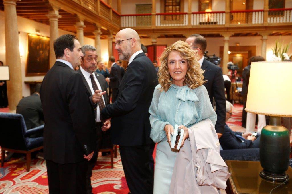 El histórico hotel ovetense ha sido escenario otro año de las tradicionales audiencias presididas por los Reyes, la Princesa de Asturias y la Infanta Leonor. Por el hall del establecimiento se ha visto a una nutrida representación de la vida social, económica o política nacional y regional.