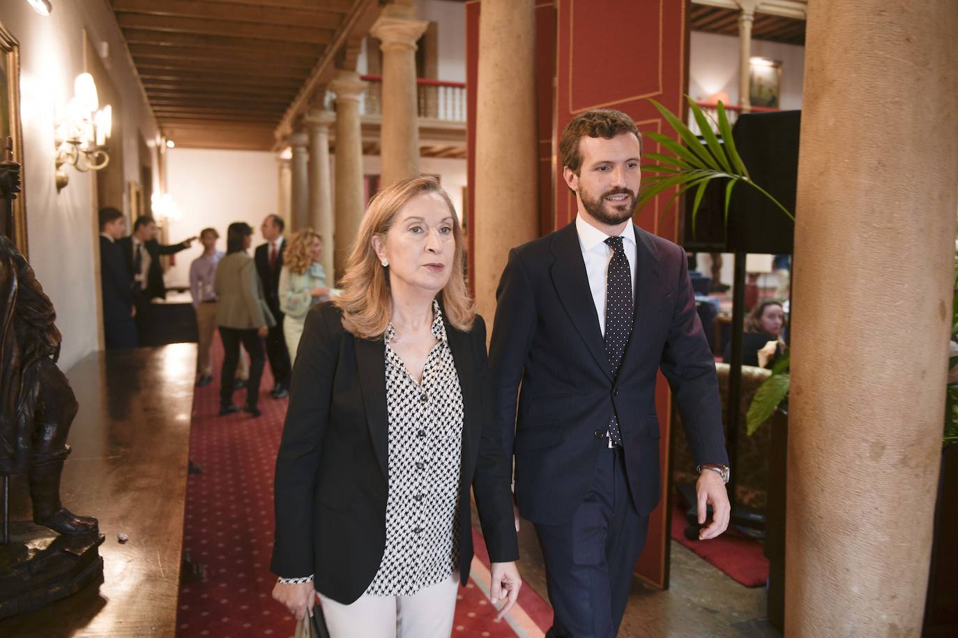 El histórico hotel ovetense ha sido escenario otro año de las tradicionales audiencias presididas por los Reyes, la Princesa de Asturias y la Infanta Leonor. Por el hall del establecimiento se ha visto a una nutrida representación de la vida social, económica o política nacional y regional.