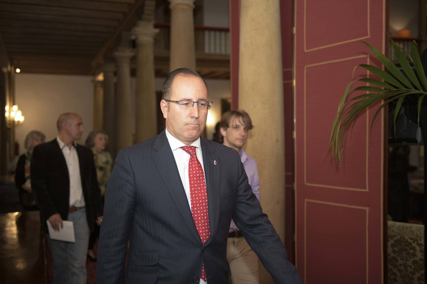 El histórico hotel ovetense ha sido escenario otro año de las tradicionales audiencias presididas por los Reyes, la Princesa de Asturias y la Infanta Leonor. Por el hall del establecimiento se ha visto a una nutrida representación de la vida social, económica o política nacional y regional.