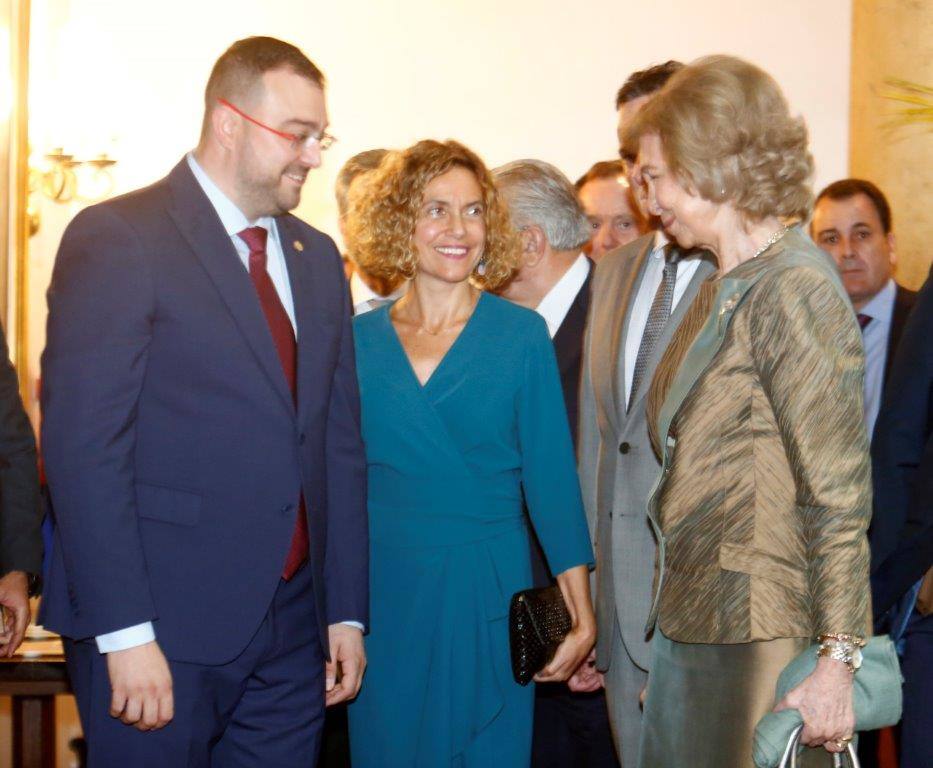 El histórico hotel ovetense ha sido escenario otro año de las tradicionales audiencias presididas por los Reyes, la Princesa de Asturias y la Infanta Leonor. Por el hall del establecimiento se ha visto a una nutrida representación de la vida social, económica o política nacional y regional.