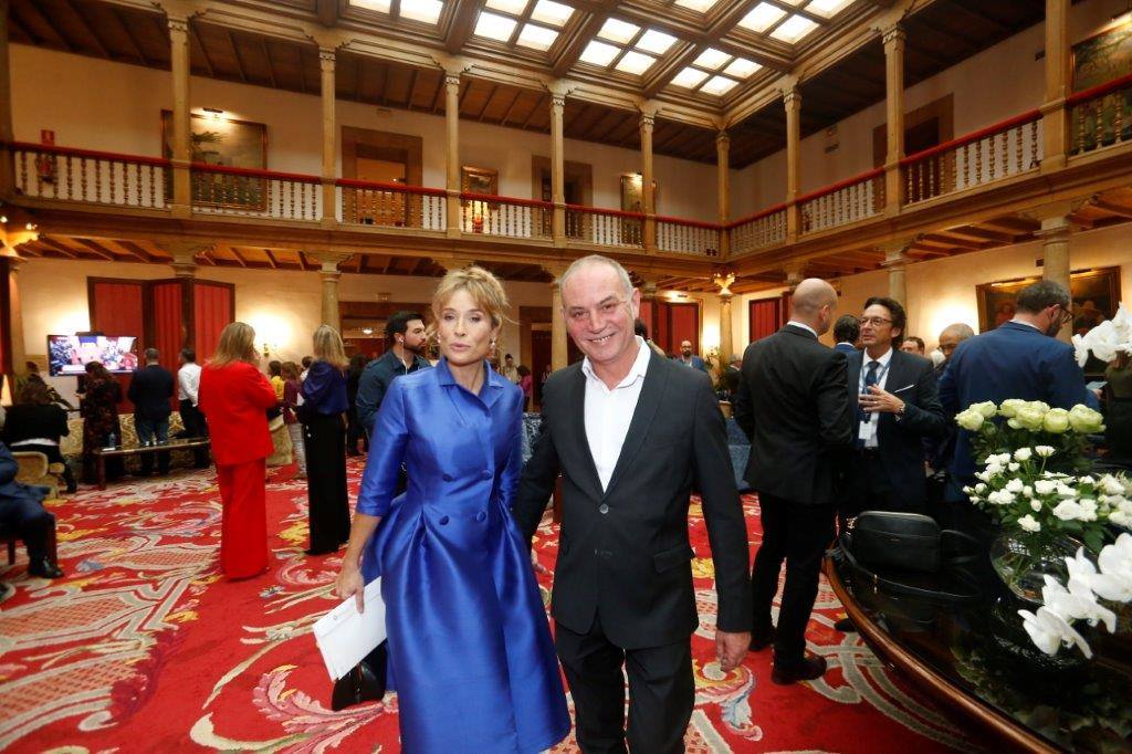 El histórico hotel ovetense ha sido escenario otro año de las tradicionales audiencias presididas por los Reyes, la Princesa de Asturias y la Infanta Leonor. Por el hall del establecimiento se ha visto a una nutrida representación de la vida social, económica o política nacional y regional.