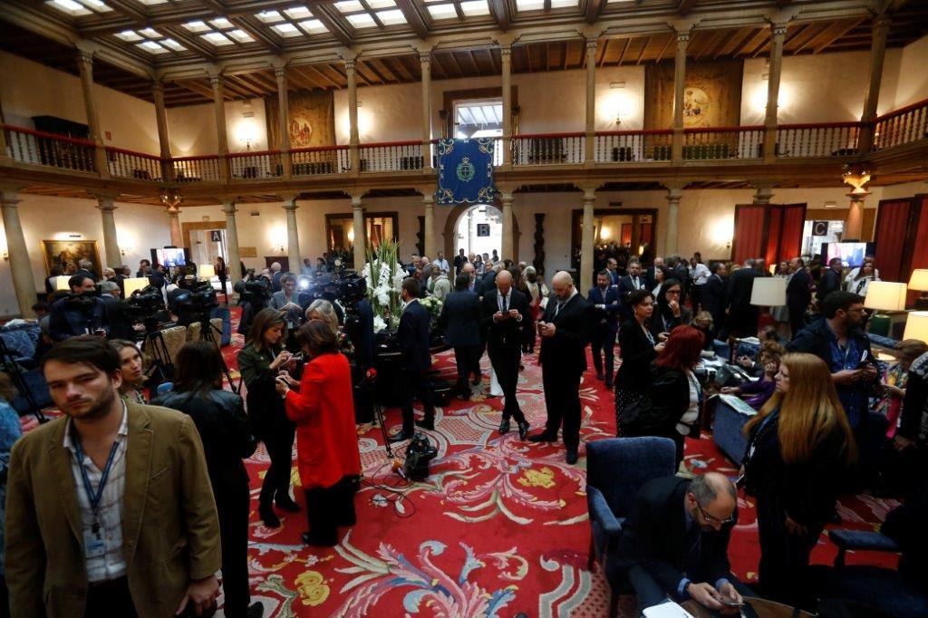 El histórico hotel ovetense ha sido escenario otro año de las tradicionales audiencias presididas por los Reyes, la Princesa de Asturias y la Infanta Leonor. Por el hall del establecimiento se ha visto a una nutrida representación de la vida social, económica o política nacional y regional.