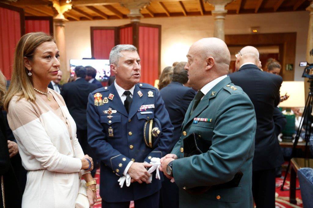 El histórico hotel ovetense ha sido escenario otro año de las tradicionales audiencias presididas por los Reyes, la Princesa de Asturias y la Infanta Leonor. Por el hall del establecimiento se ha visto a una nutrida representación de la vida social, económica o política nacional y regional.